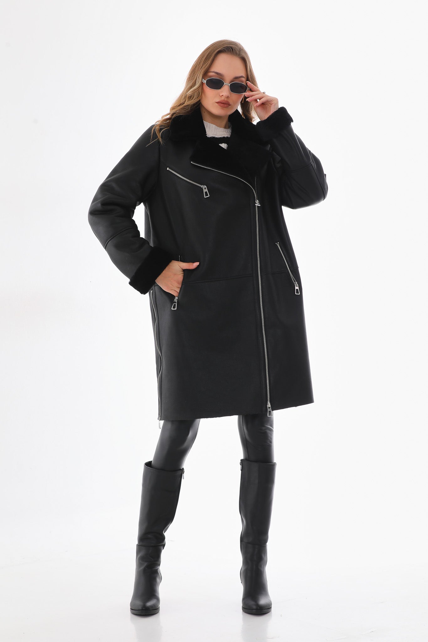 La chaqueta de cuero para mujer con forro de piel de oveja y piel de zorro en negro ónix