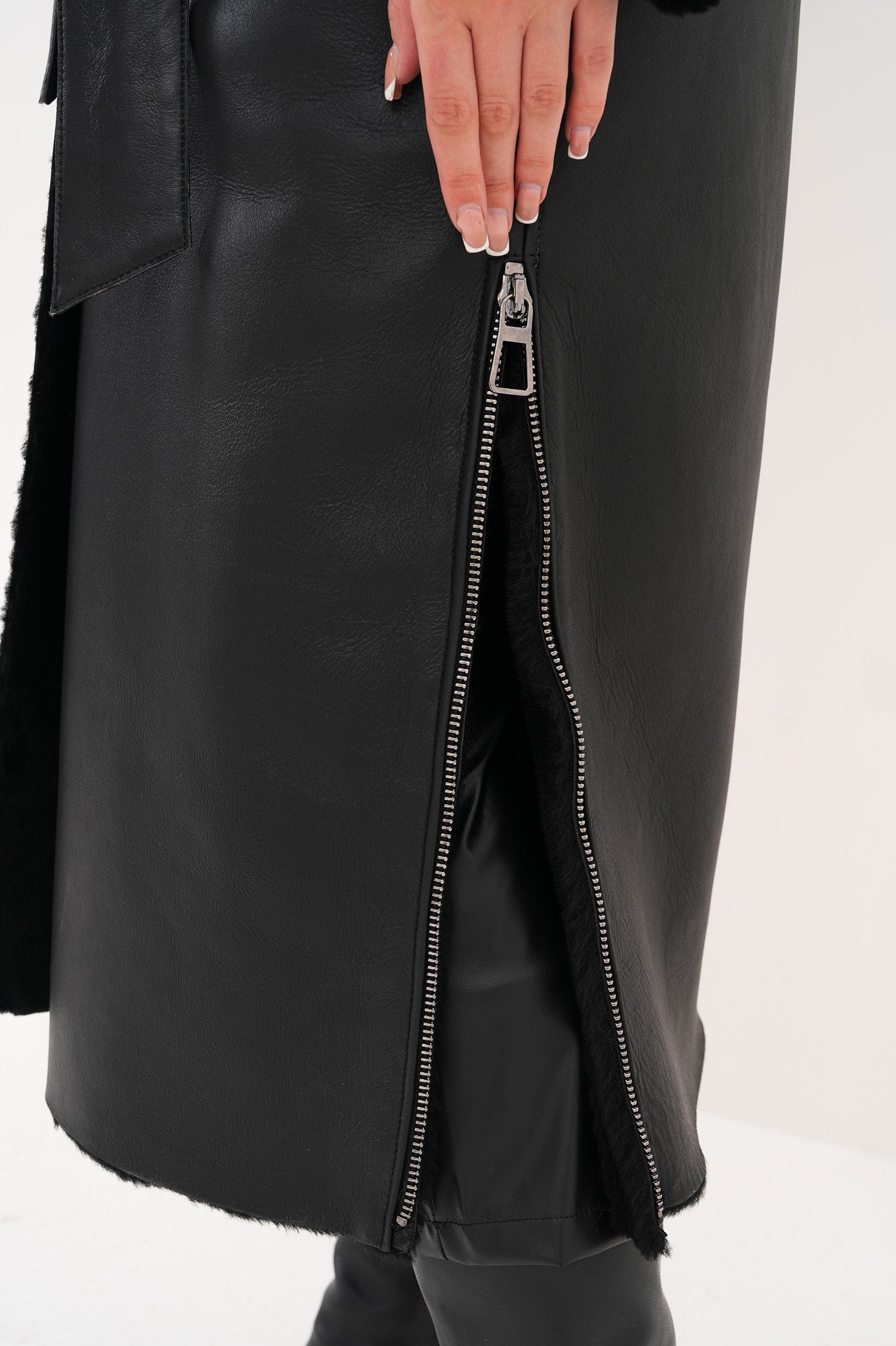 The Raven Chaqueta de Cuero para Mujer con Forro de Borrego Largo en Negro