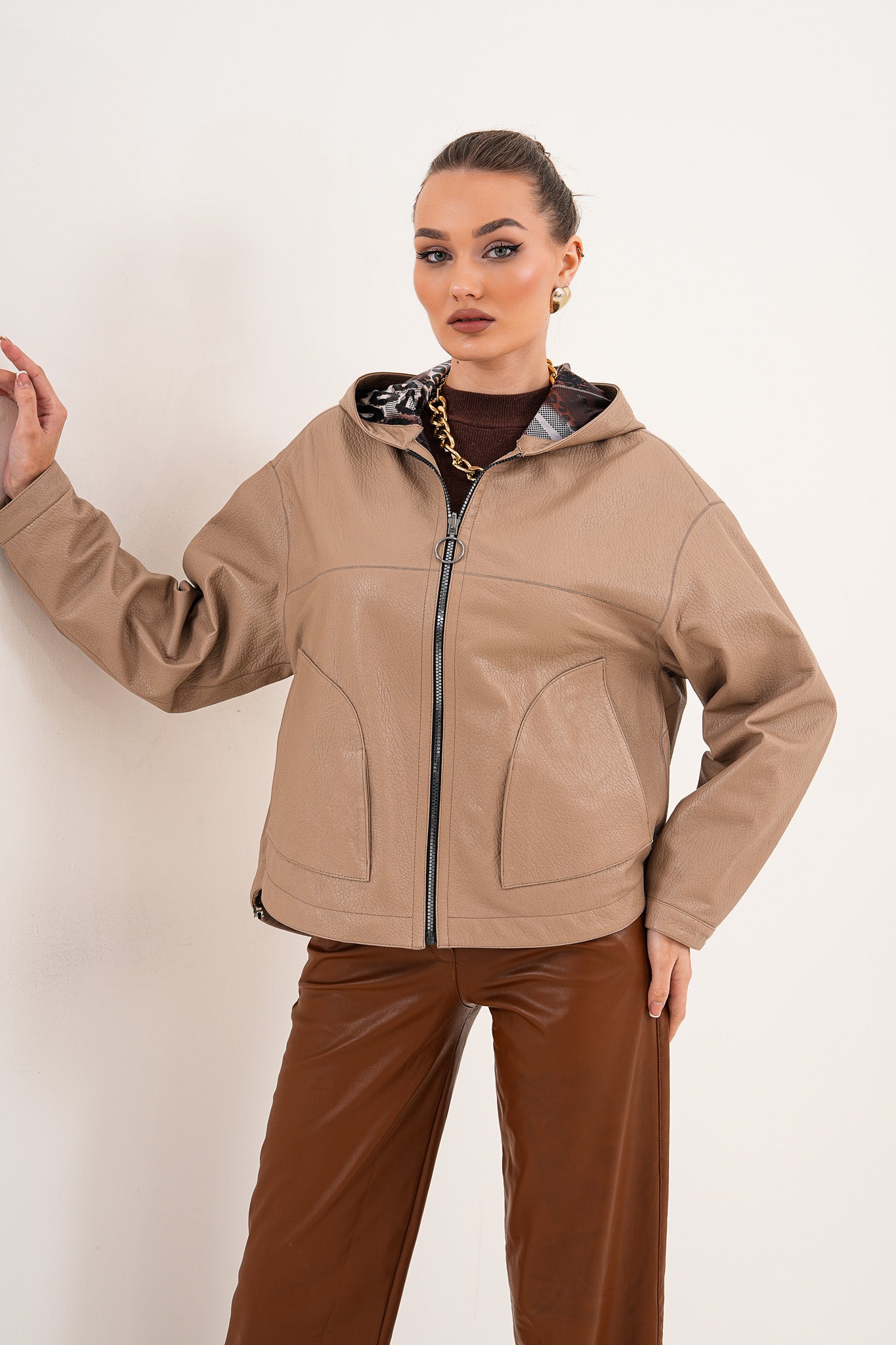 La chaqueta de cuero reversible para mujer Calyra – Taupe