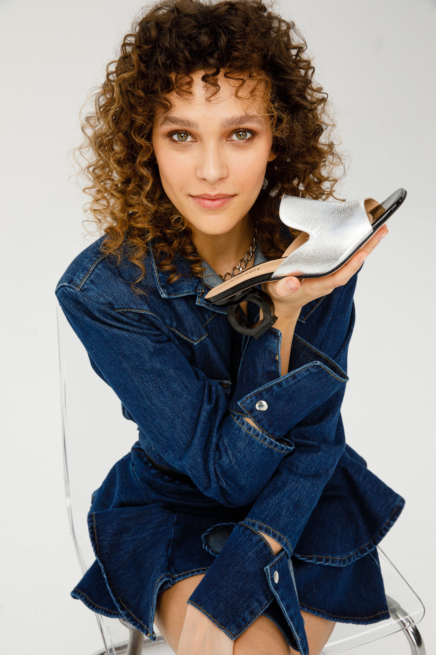 Sandalia de piel plateada Tory para mujer