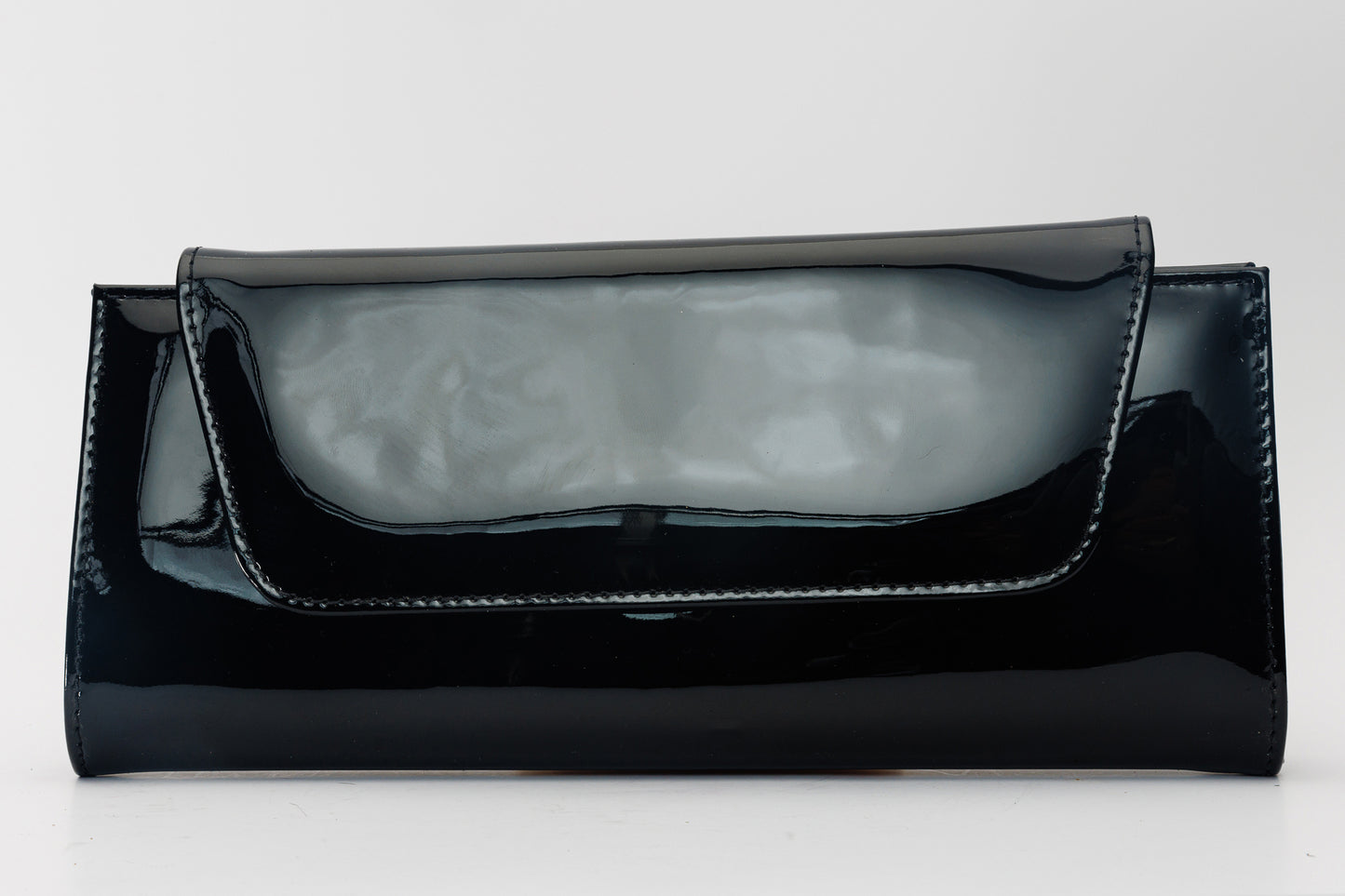El clutch de charol negro Ege