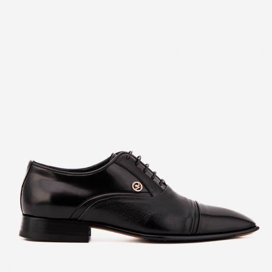 El Zapato Oxford para Hombre Rockwell Hecho a Mano en Cuero Negro con Punta Cap Toe
