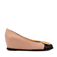 El zapato de mujer con cuña de cuero beige y negro Selene
