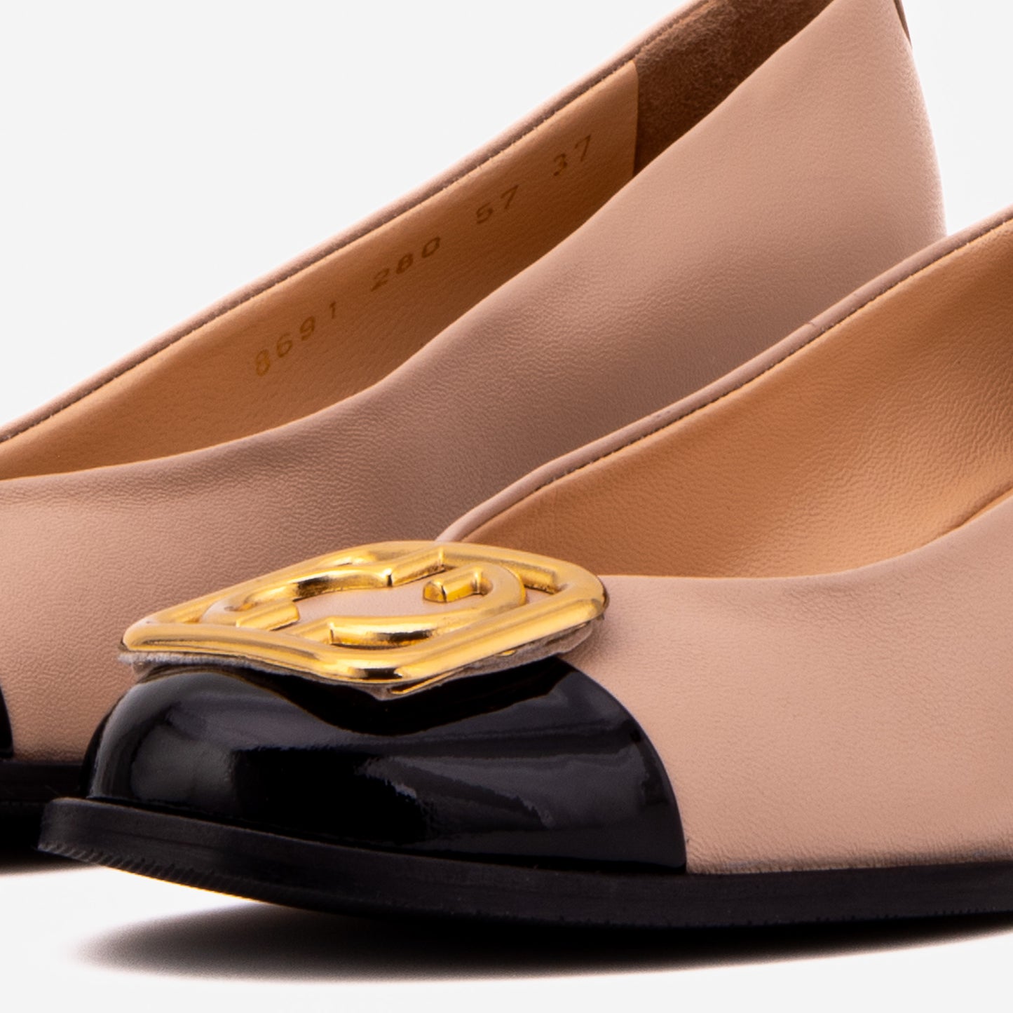 El zapato de mujer con cuña de cuero beige y negro Selene