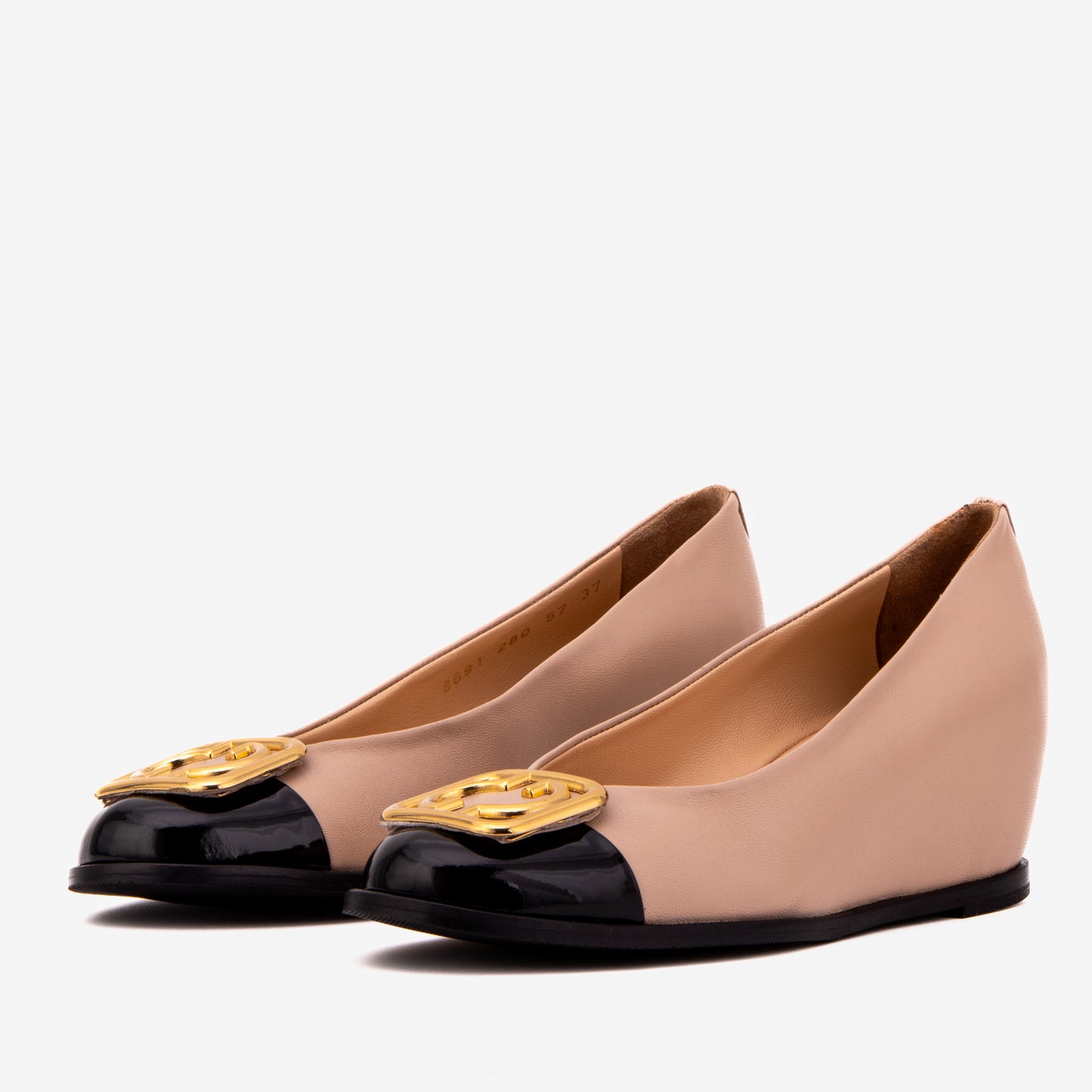 El zapato de mujer con cuña de cuero beige y negro Selene