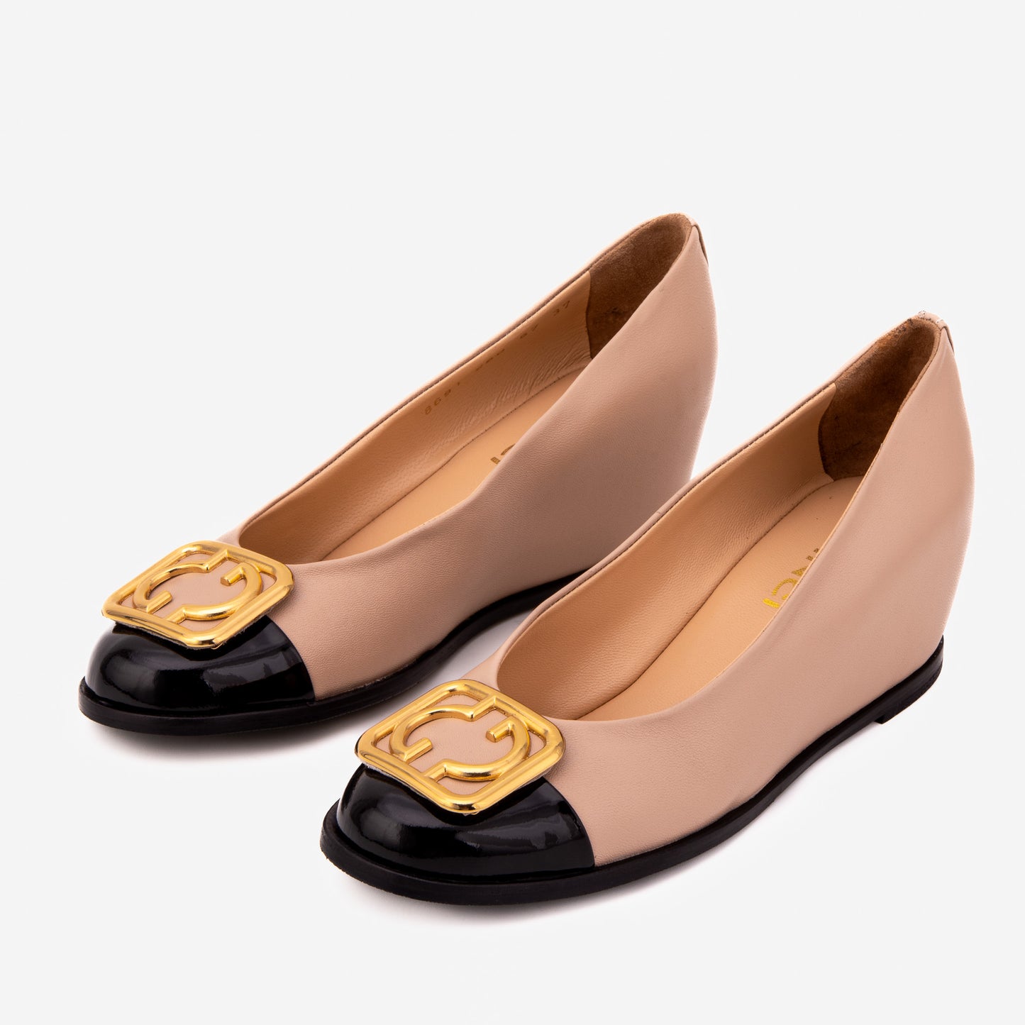 El zapato de mujer con cuña de cuero beige y negro Selene