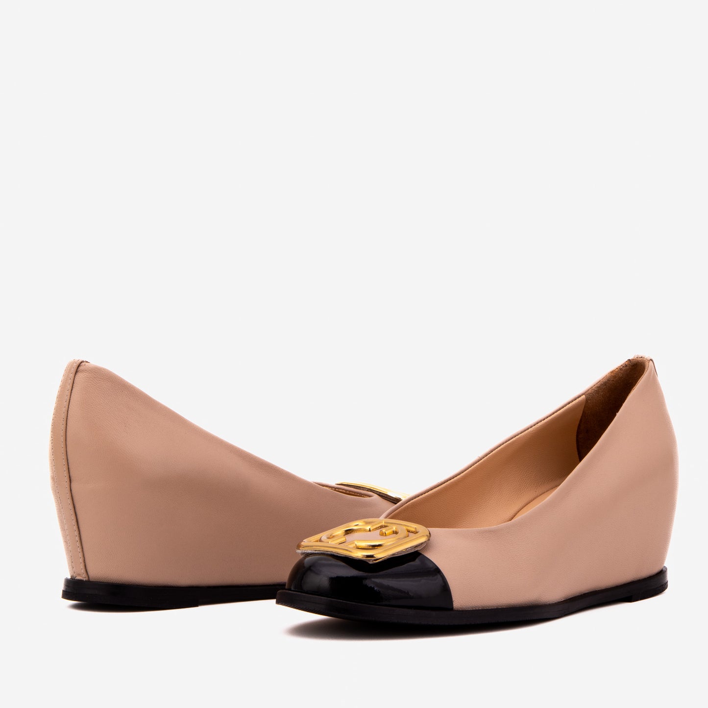 El zapato de mujer con cuña de cuero beige y negro Selene