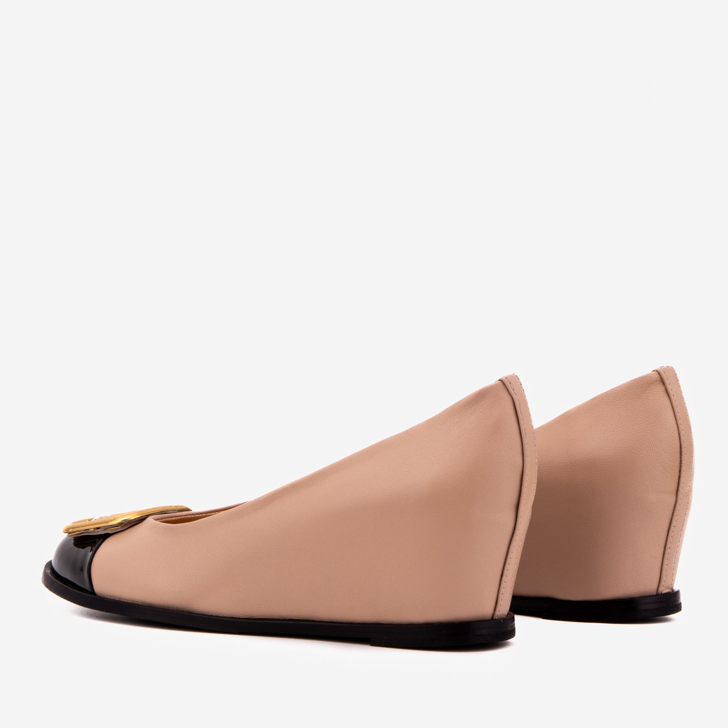El zapato de mujer con cuña de cuero beige y negro Selene