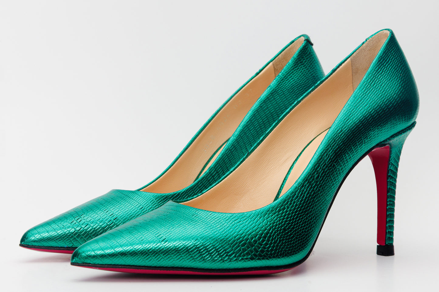 Zapato de salón de piel verde arce con suela fucsia para mujer