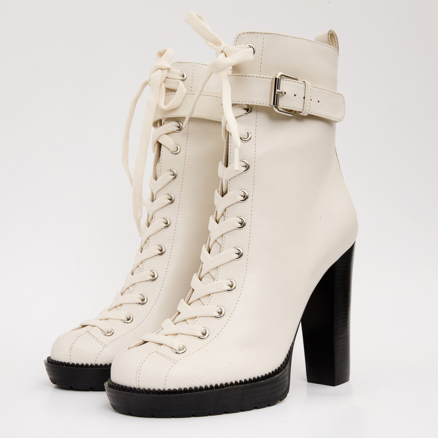 حذاء Estrada Cream Leather برباط وكعب متوسط ​​الساق للنساء