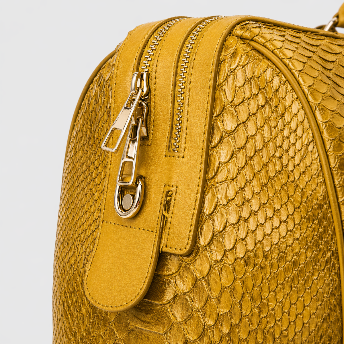 Velar Bolso Weekender de Cuero de Pitón Pintado a Mano Amarillo