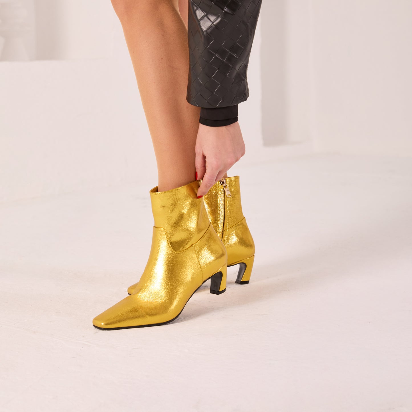 Las Botas de Mujer con Tacón de Gatito de Cuero Dorado Golden Glow