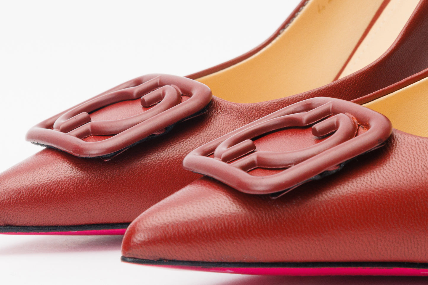 Zapato de salón de piel color rojo oscuro con suela fucsia para mujer Maneadero 