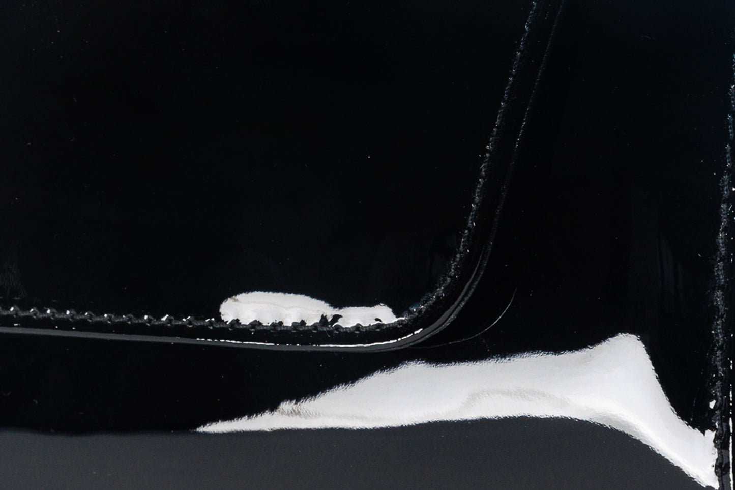 El clutch de charol negro Ege