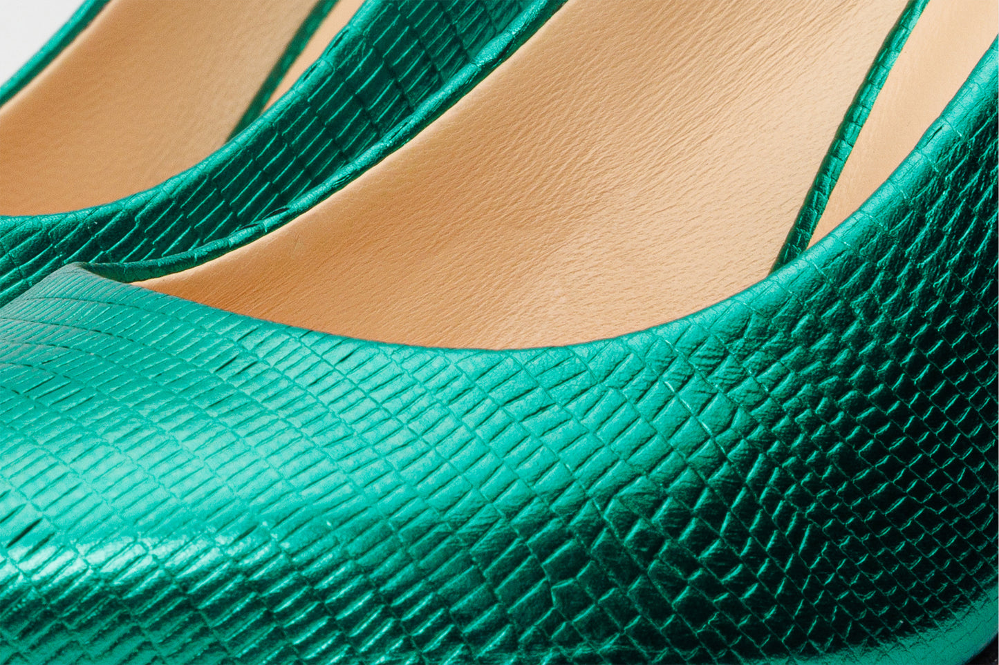 Zapato de salón de piel verde arce con suela fucsia para mujer