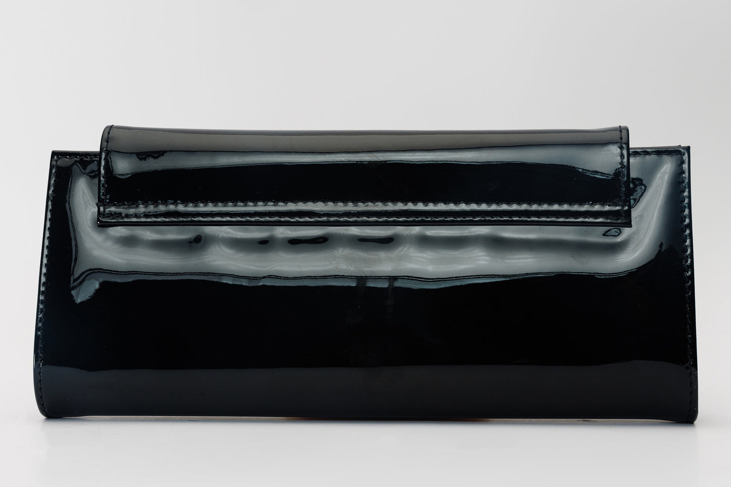 El clutch de charol negro Ege