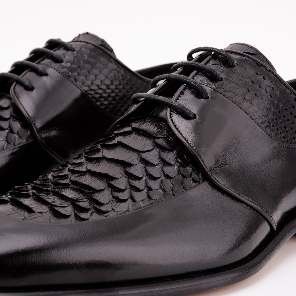 El Zapato para Hombre Arven de Cuero de Pitón Negro
