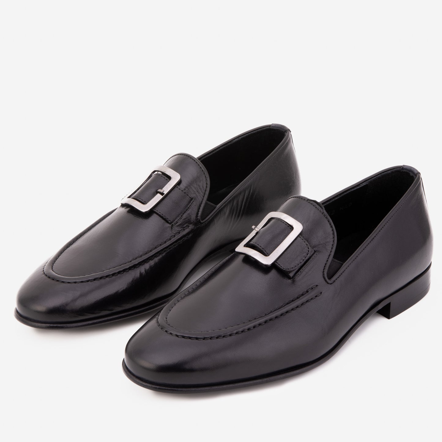 El mocasín para hombre Astoria de cuero de búfalo negro