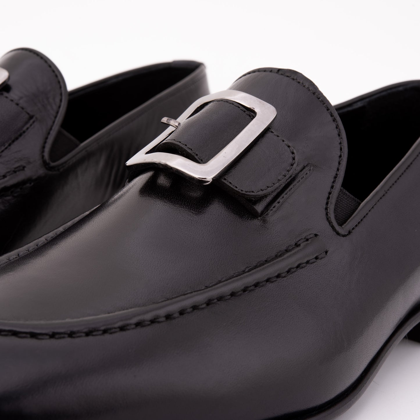 El mocasín para hombre Astoria de cuero de búfalo negro