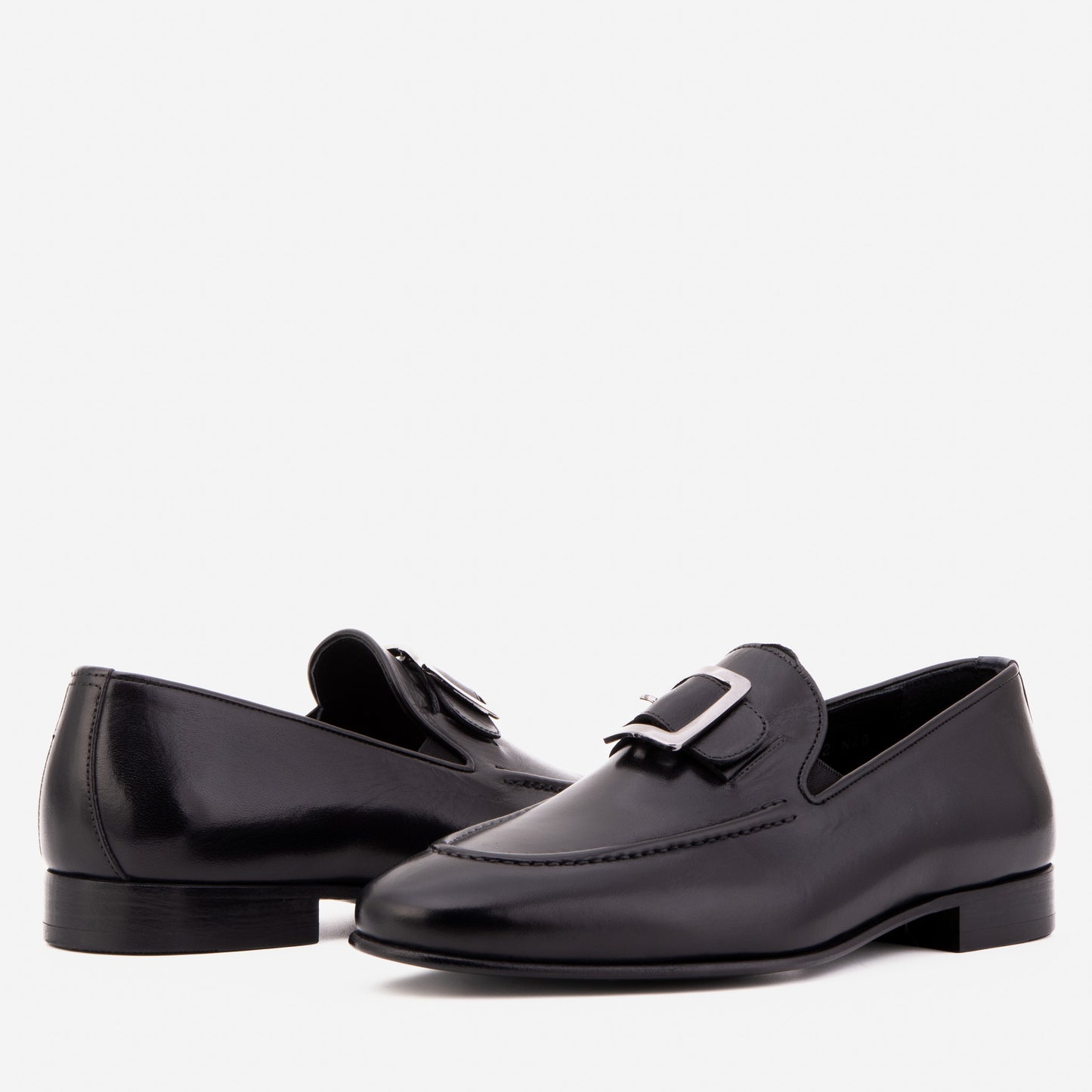 El mocasín para hombre Astoria de cuero de búfalo negro