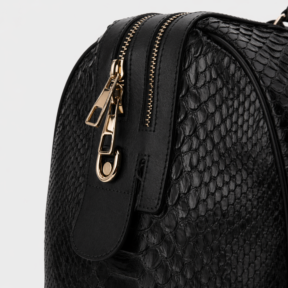 Bolso de fin de semana Velar negro de cuero de pitón pintado a mano