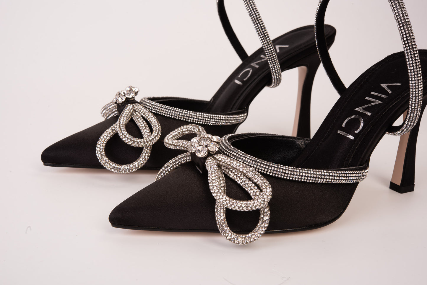 ¡Venta Final de las Sandalias de Mujer Floransa de Cuero Negro con Punta Puntiaguda y Correa al Tobillo!