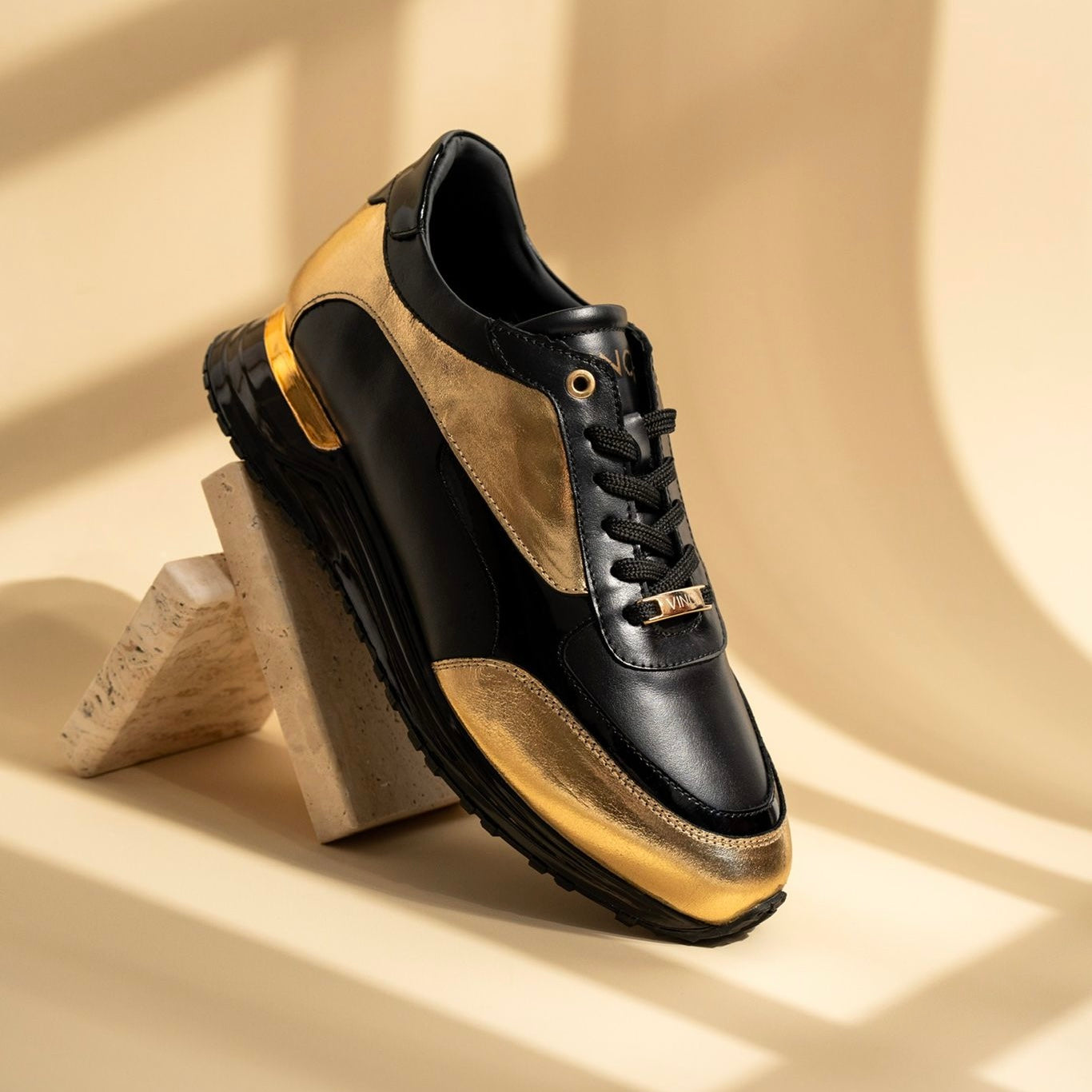 Zapatillas de deporte de cuero negro y dorado Arda para hombre