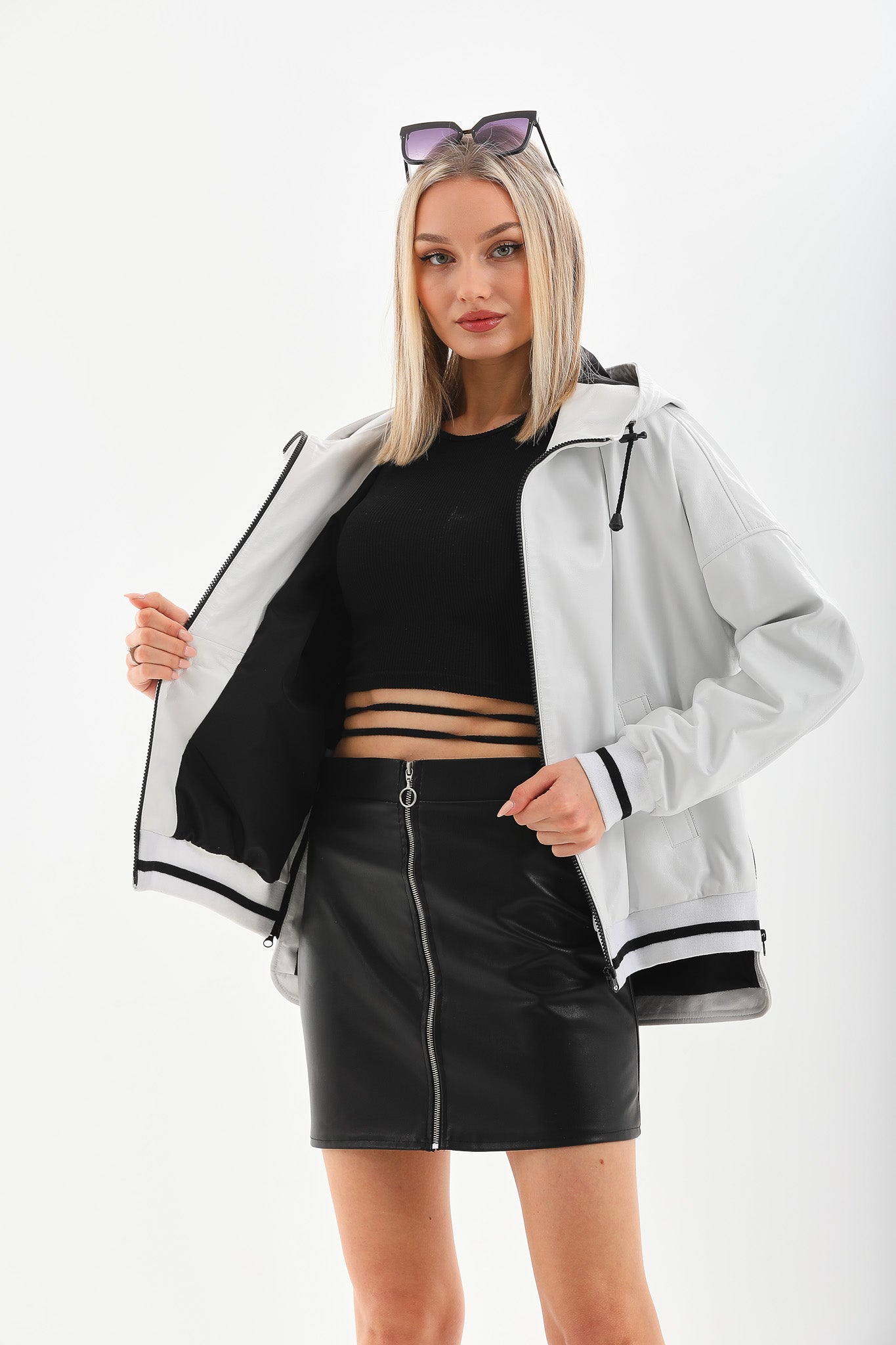 La chaqueta de cuero para mujer en cuero blanco polar