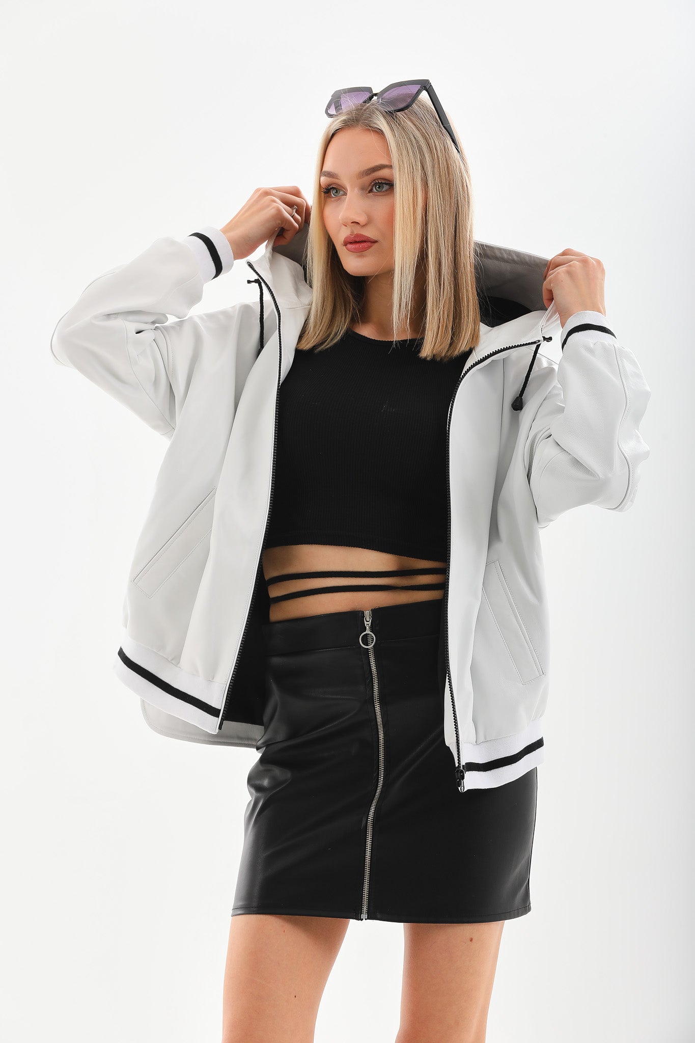 La chaqueta de cuero para mujer en cuero blanco polar