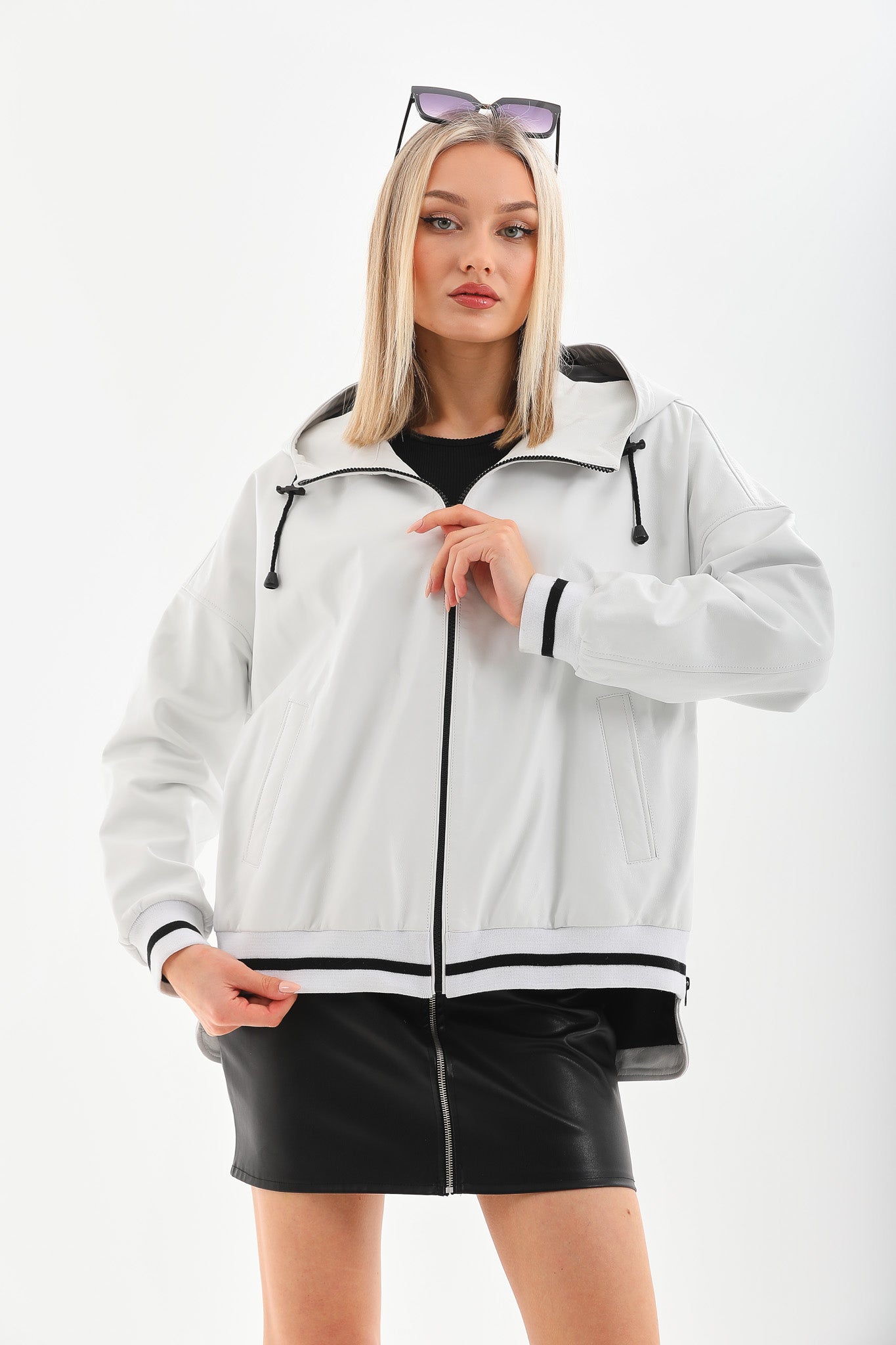 La chaqueta de cuero para mujer en cuero blanco polar