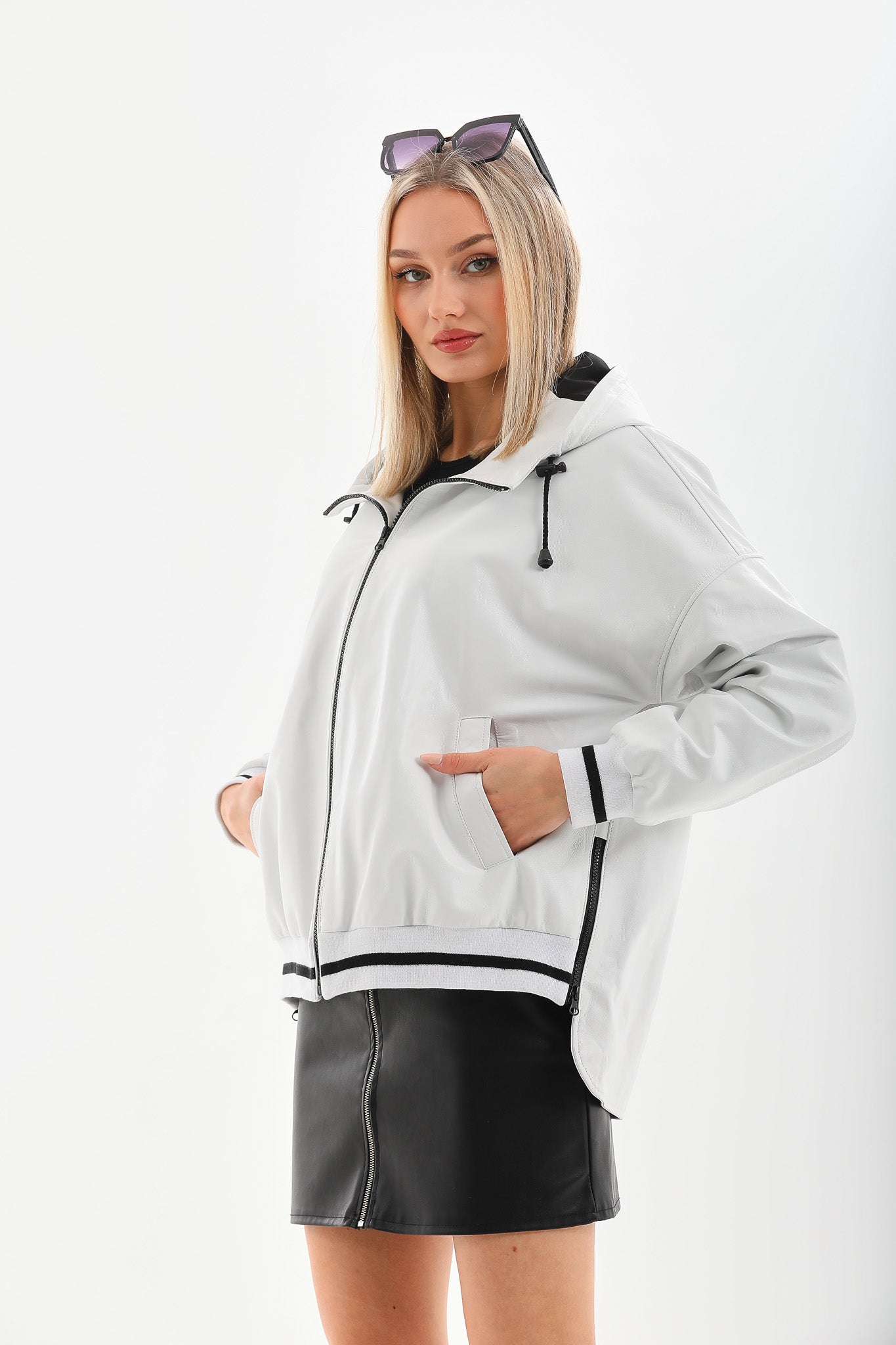 La chaqueta de cuero para mujer en cuero blanco polar