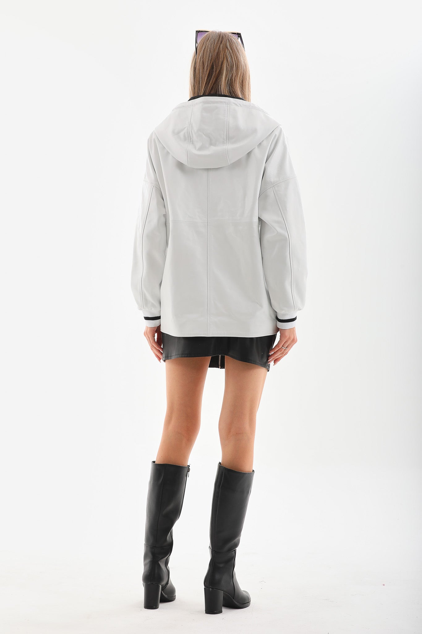 La chaqueta de cuero para mujer en cuero blanco polar