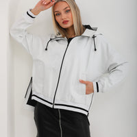 La chaqueta de cuero para mujer en cuero blanco polar