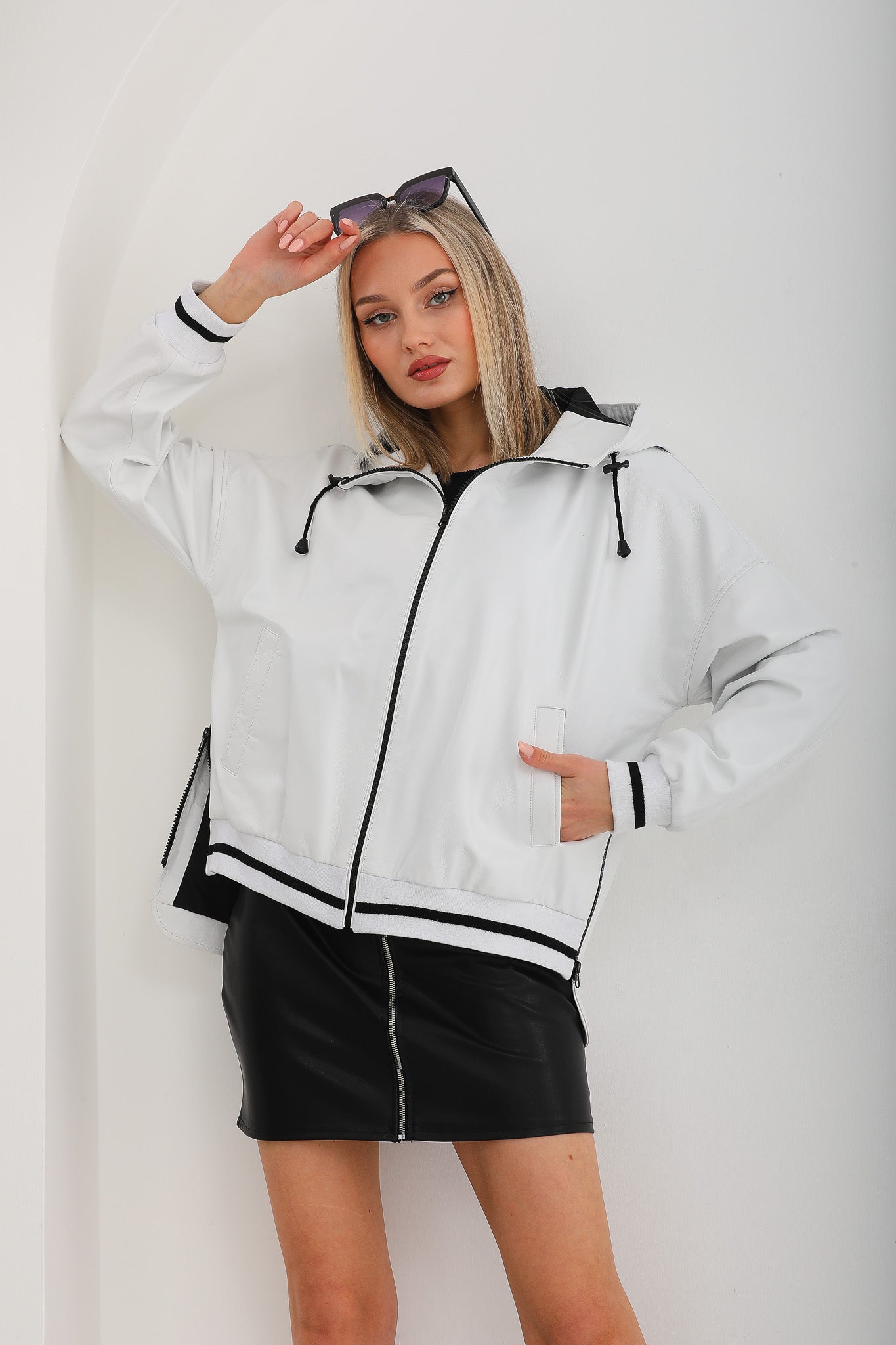 La chaqueta de cuero para mujer en cuero blanco polar