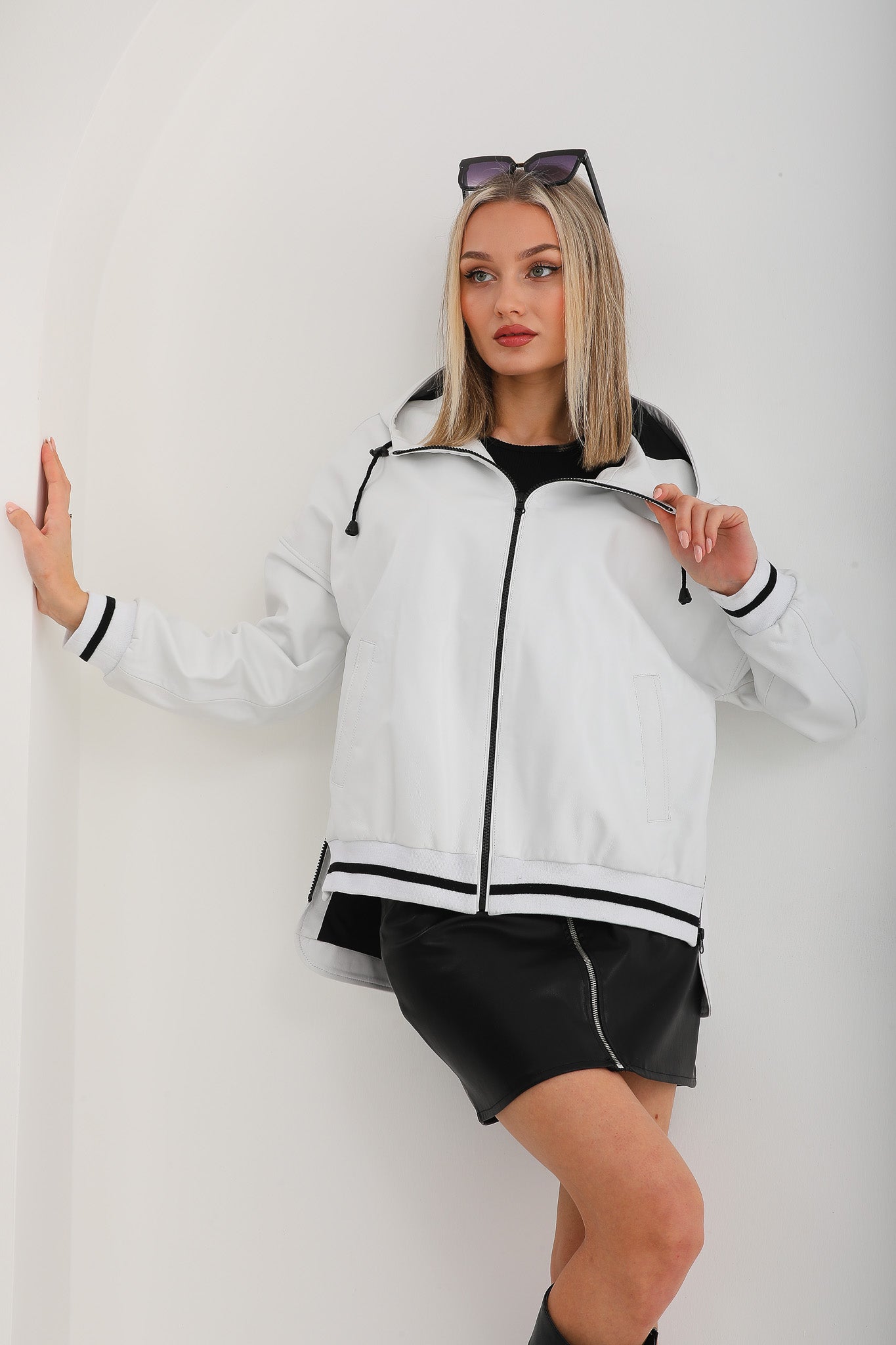La chaqueta de cuero para mujer en cuero blanco polar