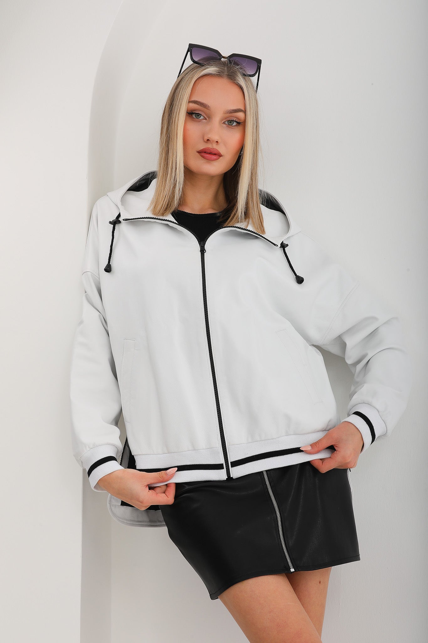 La chaqueta de cuero para mujer en cuero blanco polar