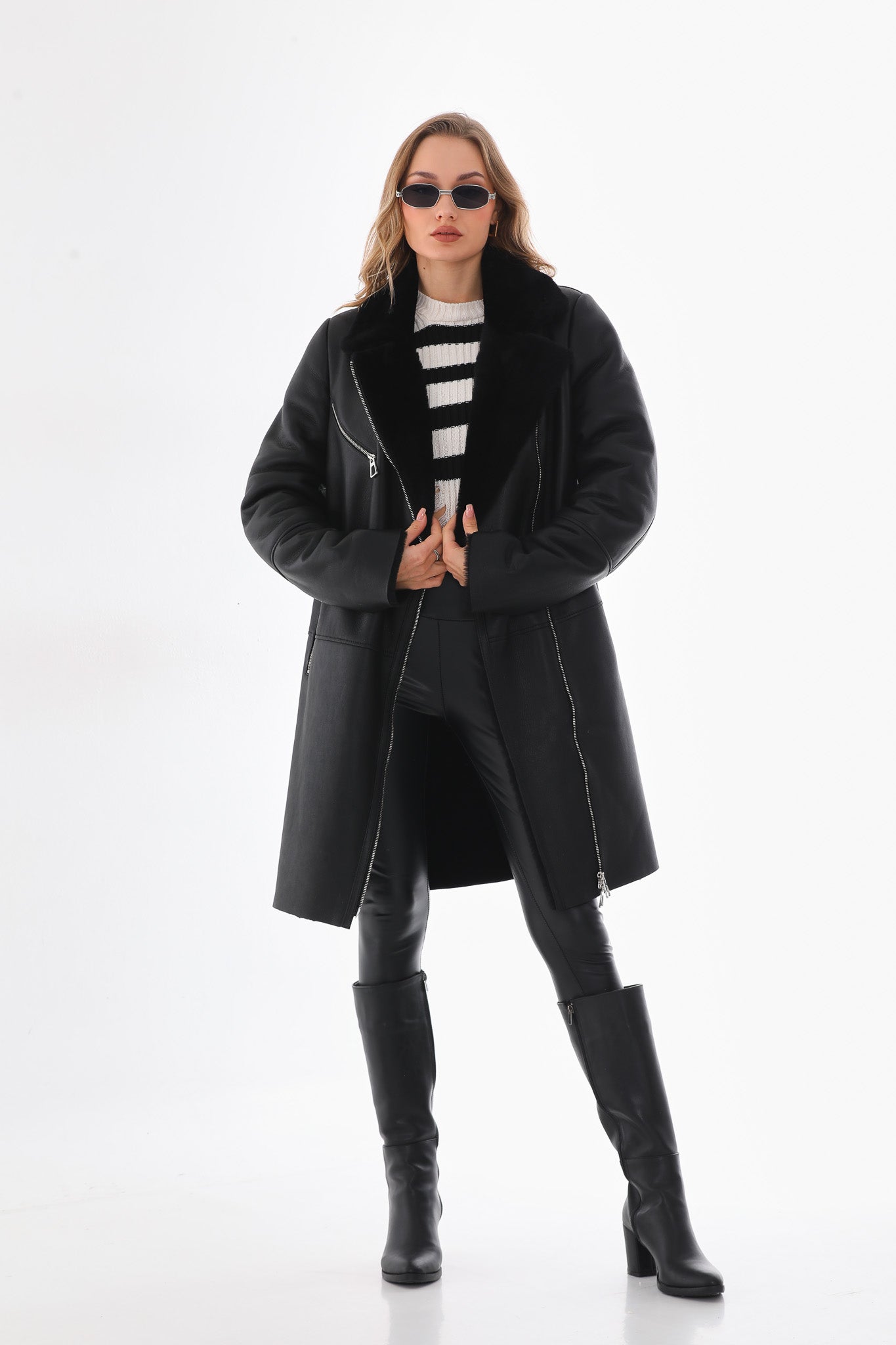 La chaqueta de cuero para mujer con forro de piel de oveja y piel de zorro en negro ónix