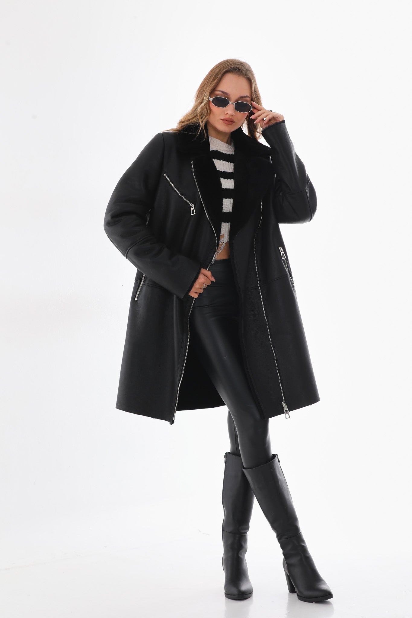 La chaqueta de cuero para mujer con forro de piel de oveja y piel de zorro en negro ónix