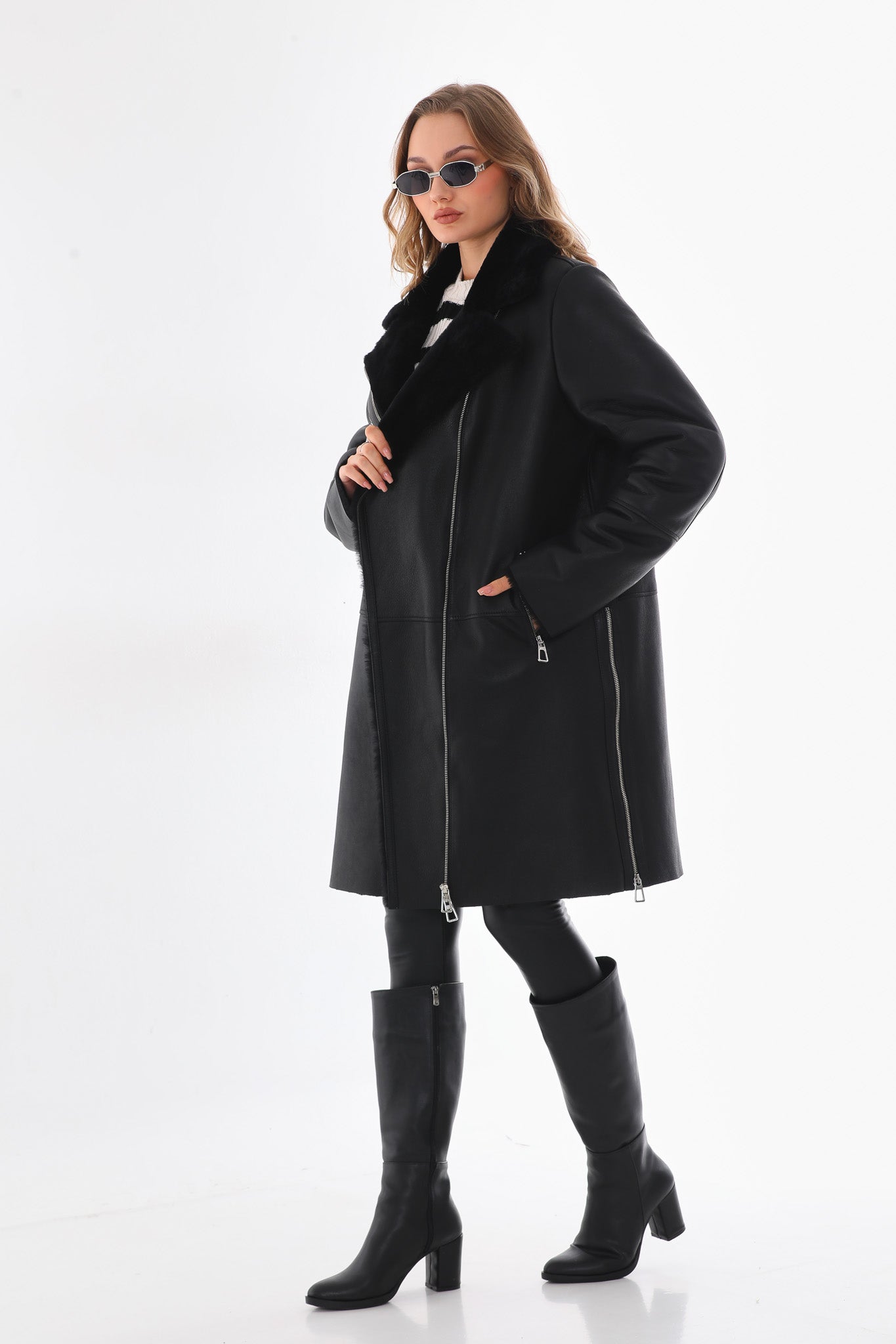 La chaqueta de cuero para mujer con forro de piel de oveja y piel de zorro en negro ónix