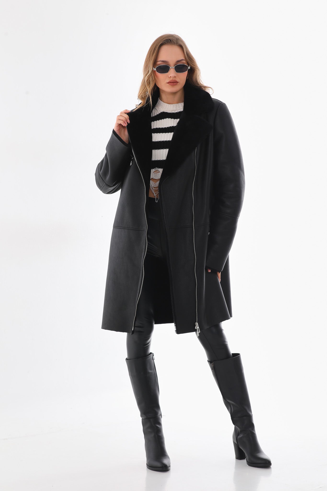 La chaqueta de cuero para mujer con forro de piel de oveja y piel de zorro en negro ónix
