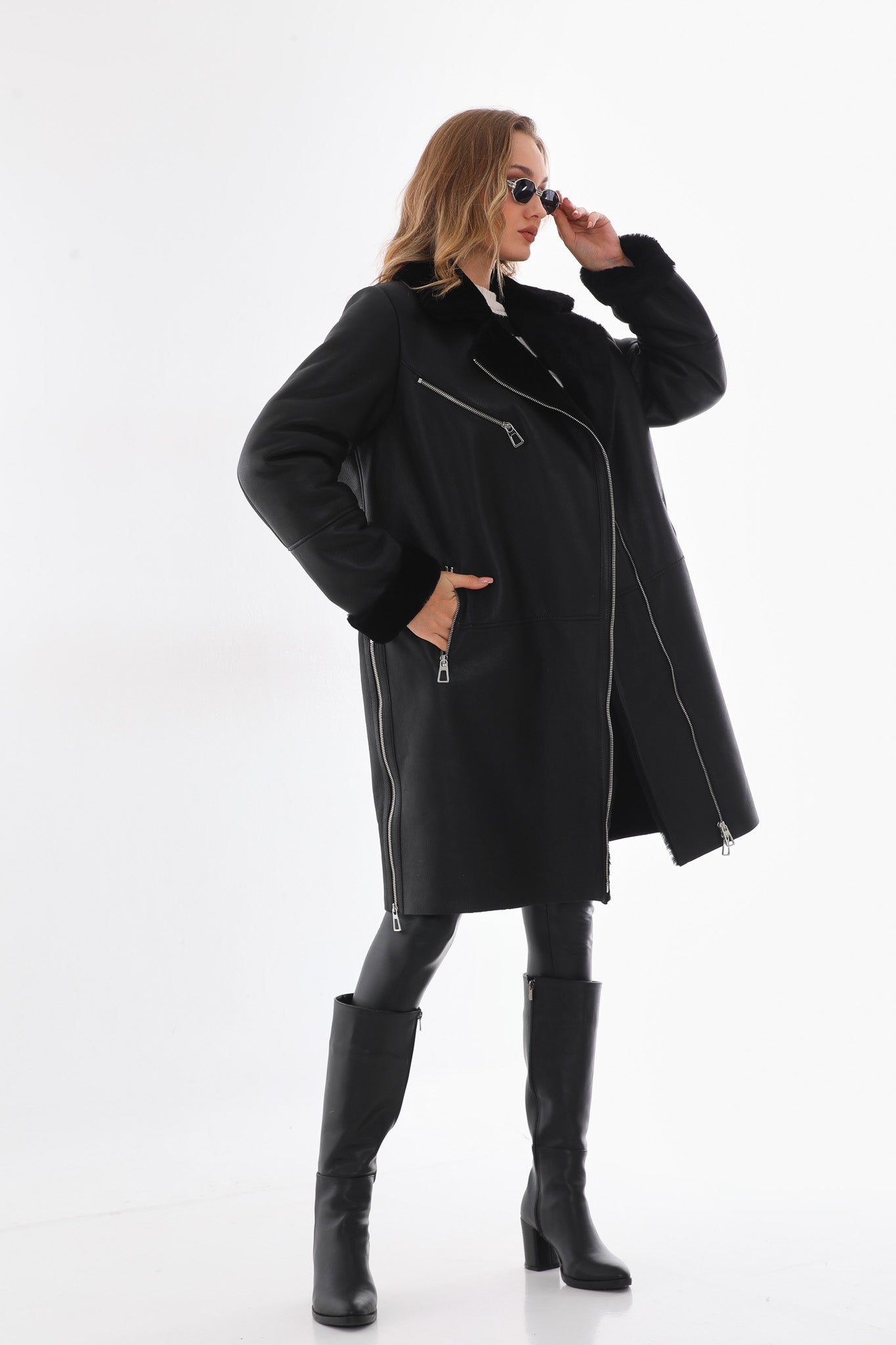 La chaqueta de cuero para mujer con forro de piel de oveja y piel de zorro en negro ónix