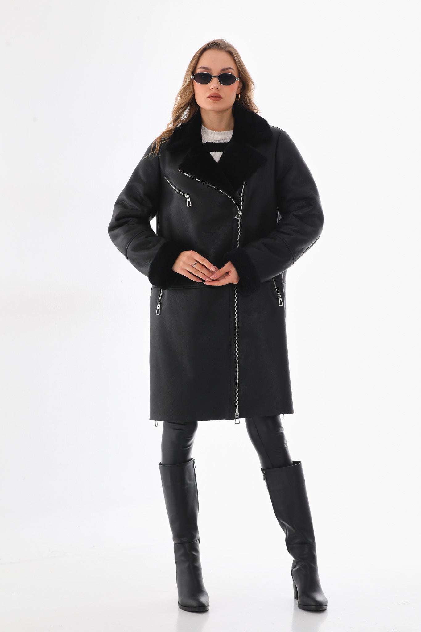 La chaqueta de cuero para mujer con forro de piel de oveja y piel de zorro en negro ónix