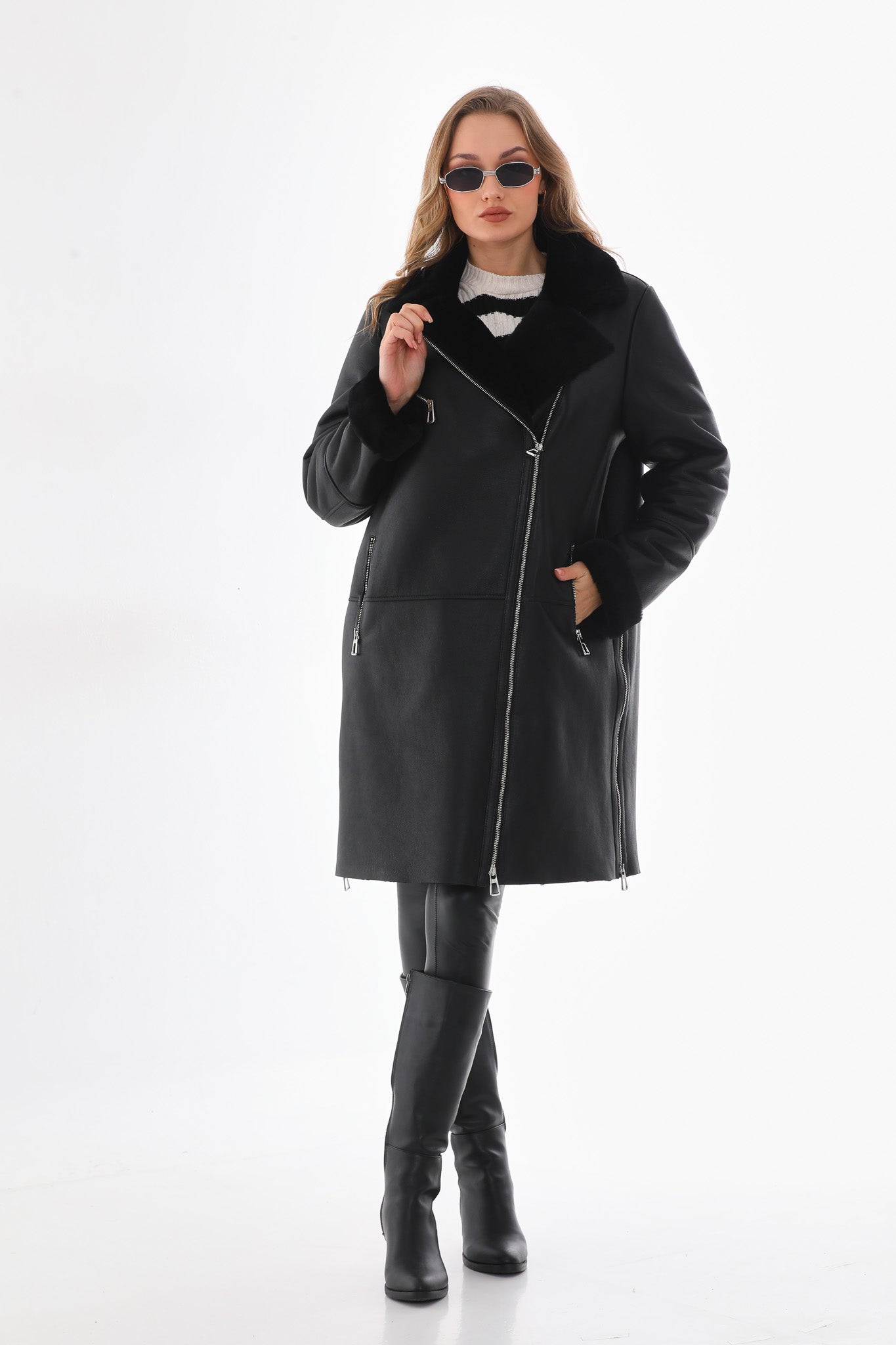 La chaqueta de cuero para mujer con forro de piel de oveja y piel de zorro en negro ónix