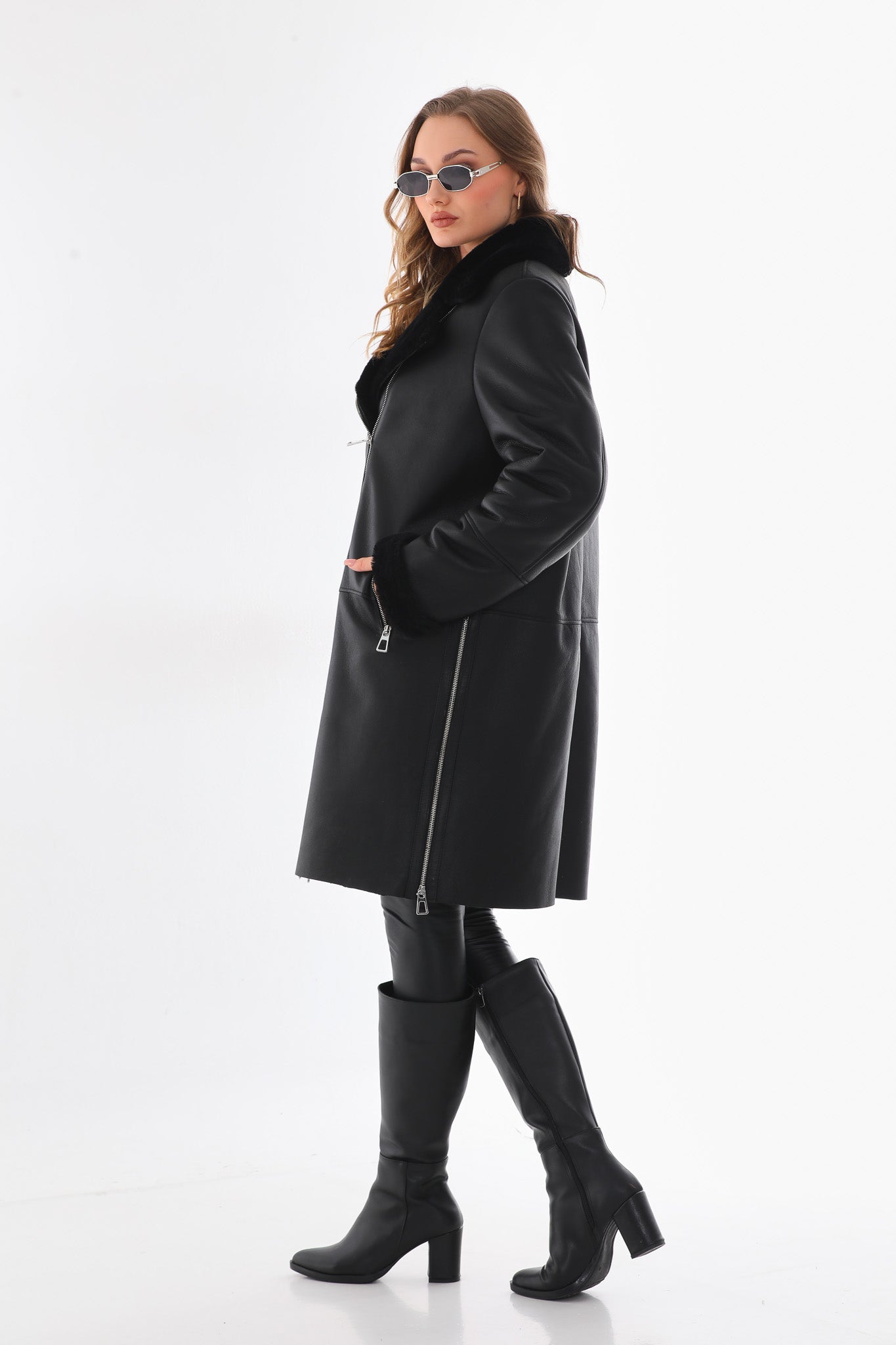 La chaqueta de cuero para mujer con forro de piel de oveja y piel de zorro en negro ónix