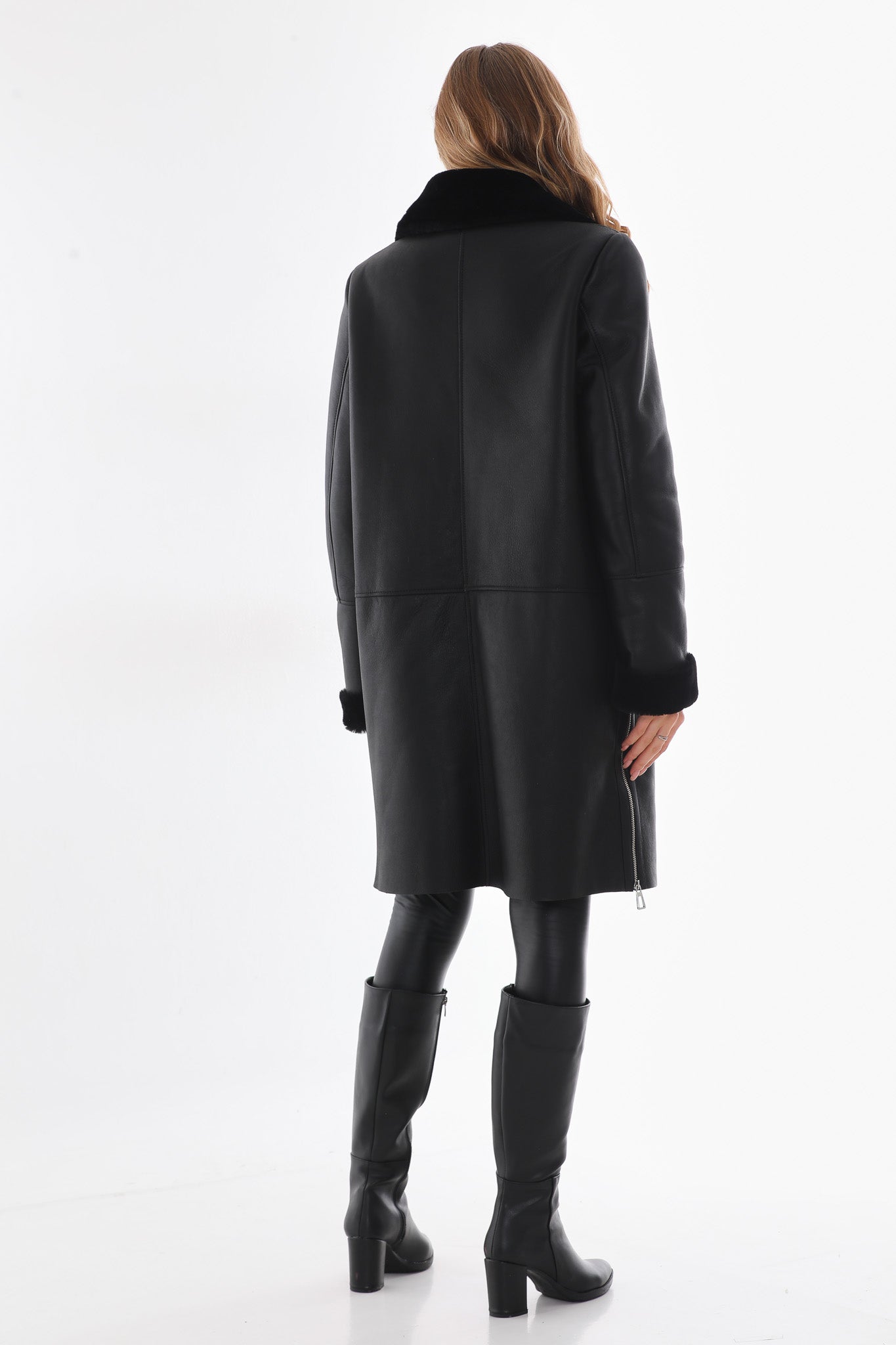 La chaqueta de cuero para mujer con forro de piel de oveja y piel de zorro en negro ónix