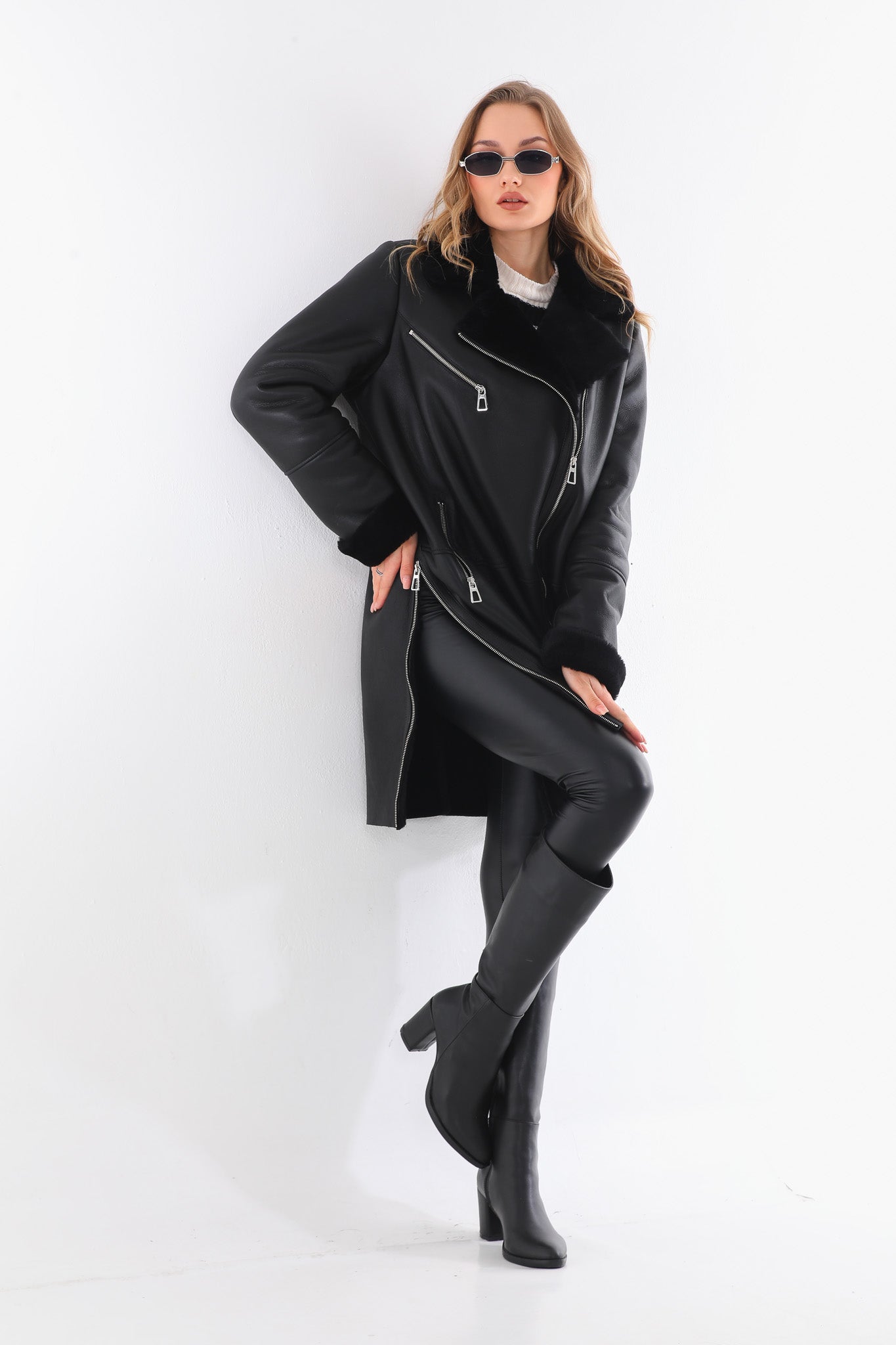 La chaqueta de cuero para mujer con forro de piel de oveja y piel de zorro en negro ónix