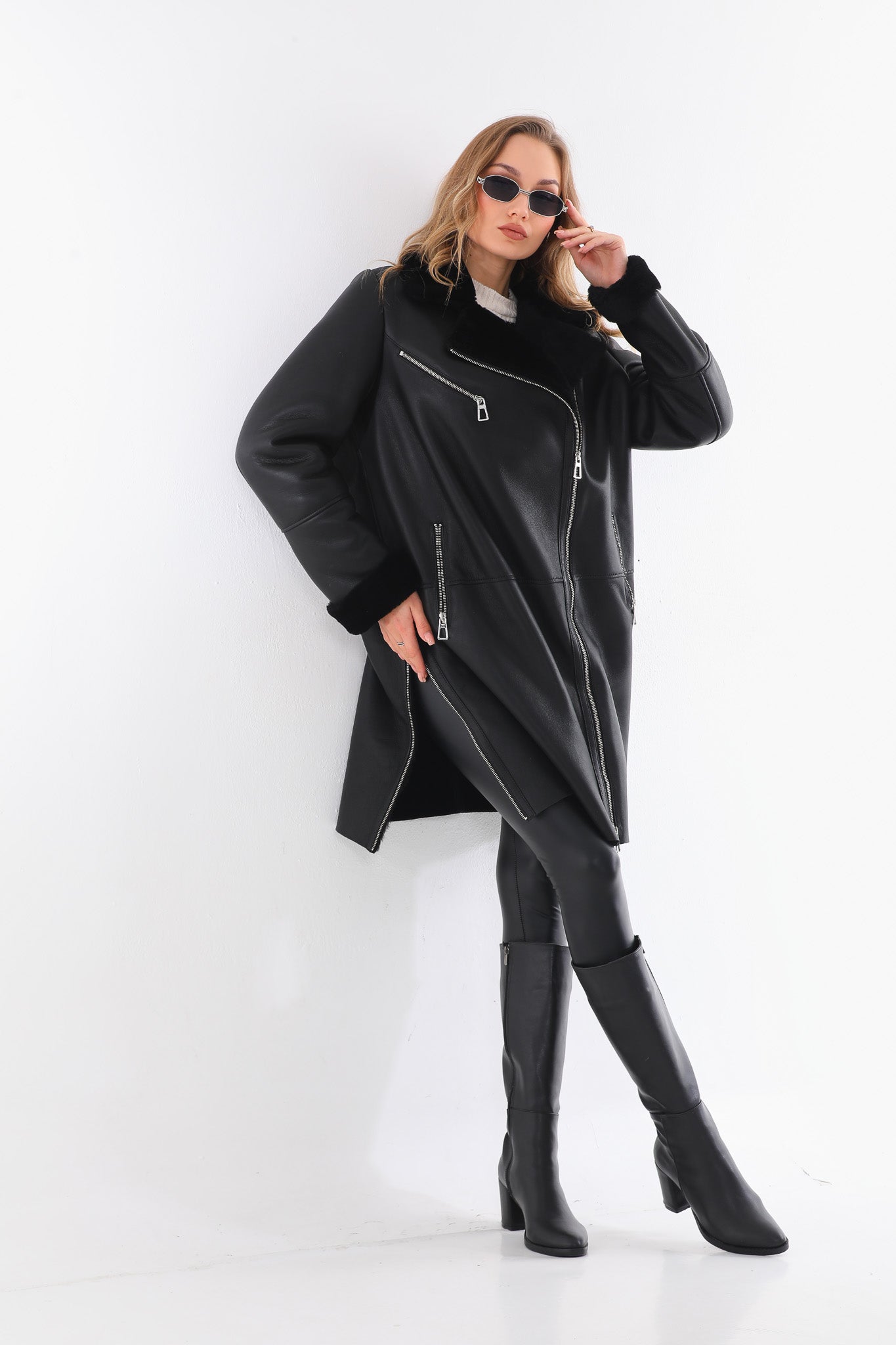 La chaqueta de cuero para mujer con forro de piel de oveja y piel de zorro en negro ónix