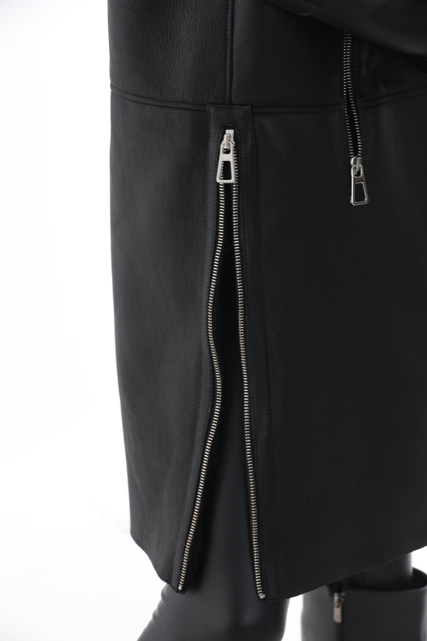 La chaqueta de cuero para mujer con forro de piel de oveja y piel de zorro en negro ónix