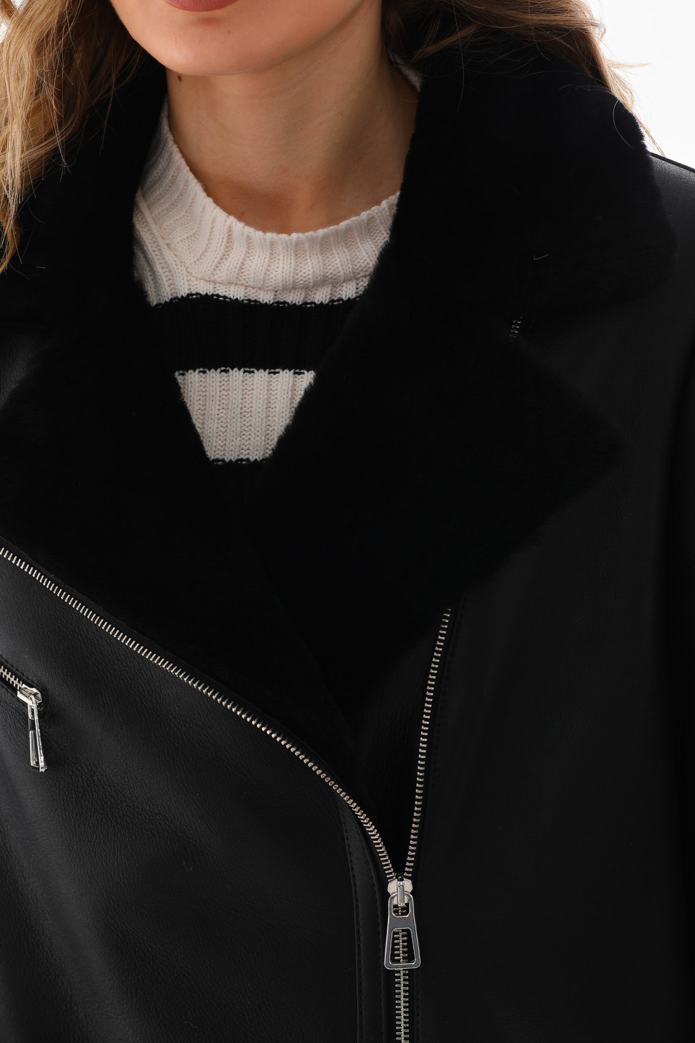 La chaqueta de cuero para mujer con forro de piel de oveja y piel de zorro en negro ónix