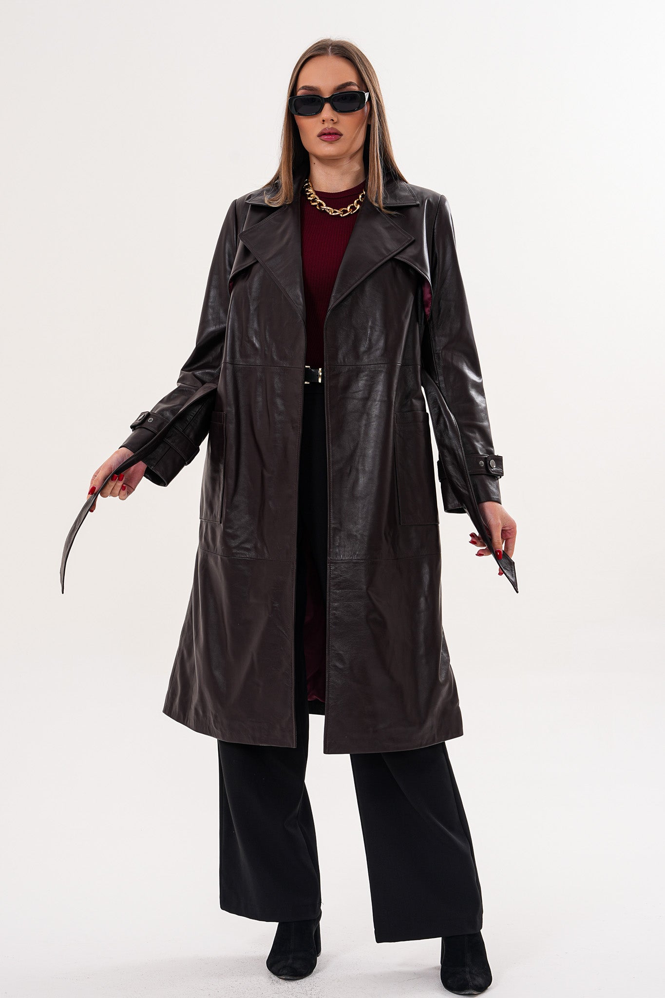 Abrigo trench con cinturón de cuero genuino burdeos Velmora para mujer